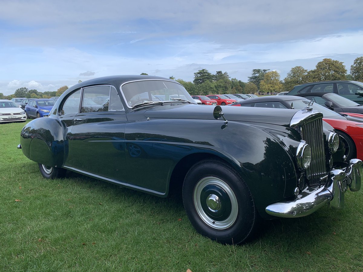 gbmotorshows's tweet photo. What a stunner - visitors already arriving at @HamptonCourts for the @ConcoursUK - loved talking to the owner of this one - he’s already had it for 35years #lovinglyrestored #classic #bentley https://t.co/kWthrON0yc