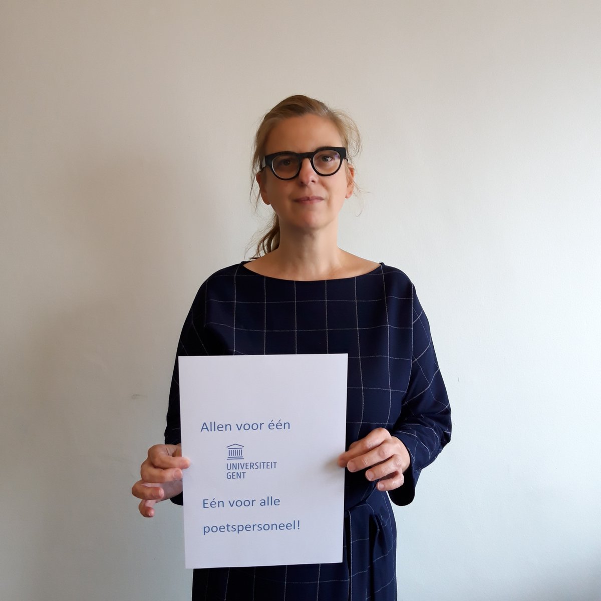 WomenGent's tweet photo. Op 11 september beslist de Raad van Bestuur van de UGent over de mogelijke insourcing van het schoonmaakpersoneel.

Prof. Veerle Provoost van de vakgroep Wijsbegeerte en Moraalwetenschap steunt de actie: "Allen voor één Universiteit Gent, één voor alle poetspersoneel!" https://t.co/laKCgvmyeC