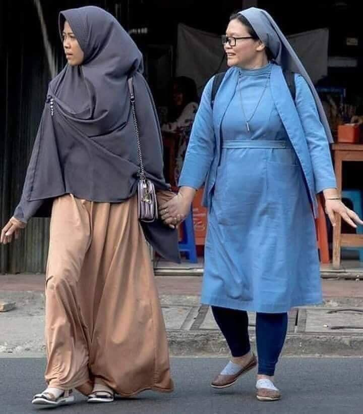 Leonita_Lestari's tweet photo. Ada perjuangan yang panjang telah kita lalui &amp; berhasil, tak salah bila itu kita banggakan.

Bersikap dewasa dgn pemikiran bahwa kita yg mayoritas Islam saja hampir terjebak &amp; gagal paham karena  propaganda mereka yakni Islam adalah Arab, apalagi mereka, warga Eropa yang asing. https://t.co/5q1S57xM28