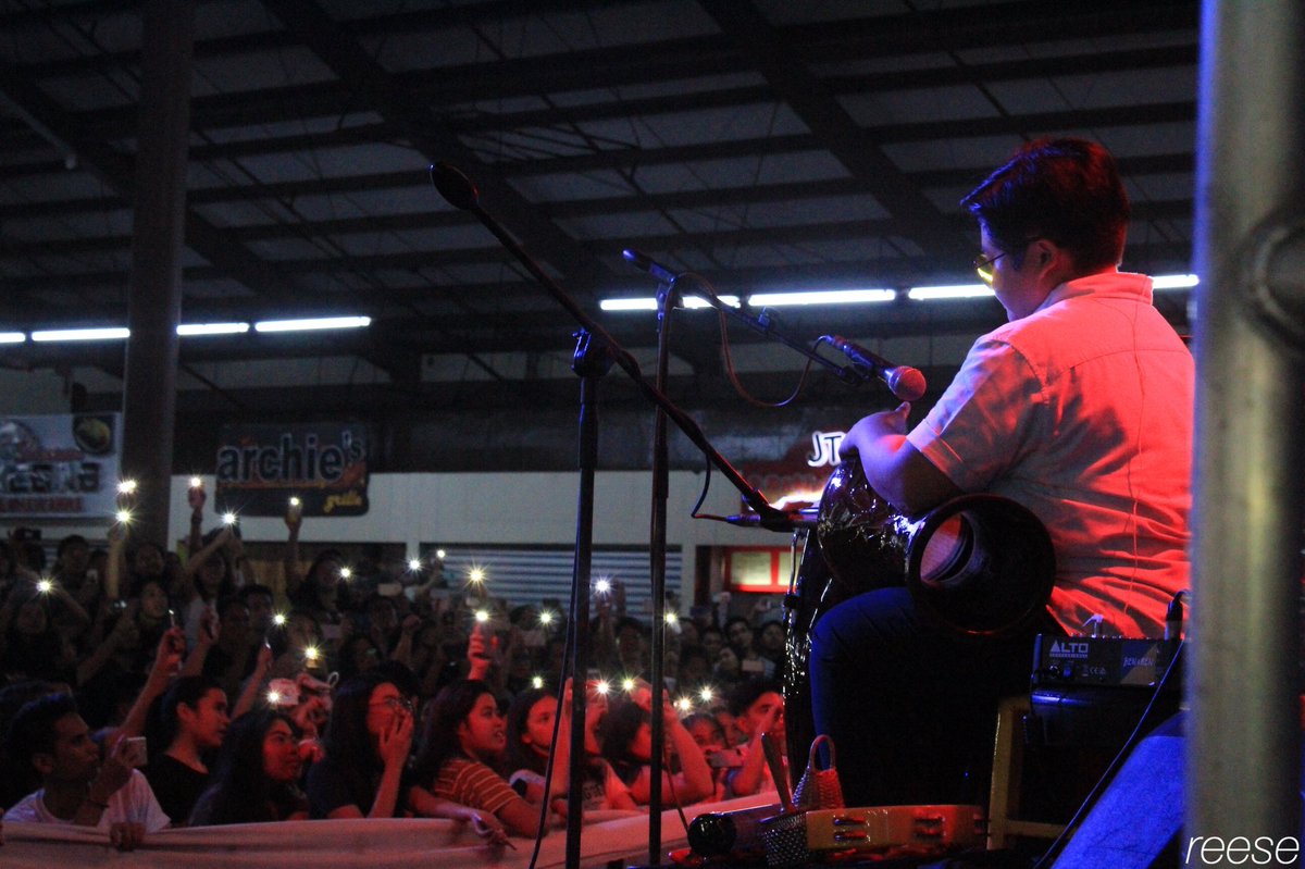 benburgerzz's tweet photo. tb to 2018 💡 heyy @tonimoons !!

ben&amp;ben gigs + flashlights = goosebumps !! aaaa sobrang nakakamiss ! so glad to your your liwanag @BenAndBenMusic !! 🤍
#BenAndBenLiwanagFandom https://t.co/Nk2dqABrRI