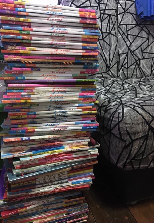 gib_sama's tweet photo. มาชำแหละหากาเซทต่อ🧐 มีเล่ม 1-130กว่าๆ อยากได้ของใครบอกได้นะคะ จะตัดใส่แฟ้มให้เลย เสียดายแต่ต้องเคลียตู้😂 #johnnyjr #xjapan #larcenciel #xjapan #sug #kagrra #JPOP #jrock #DIRENGREY https://t.co/VRZvy134UJ