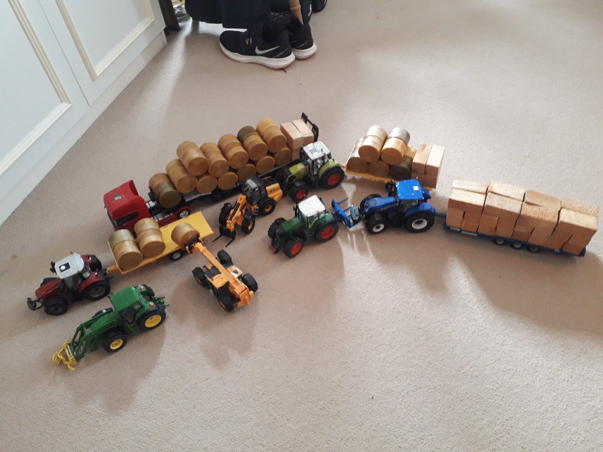 AdviserSPS's tweet photo. And the most dangerous stage of baling #noropes #squareandround #carpetfarming https://t.co/StwKUGvGiJ
