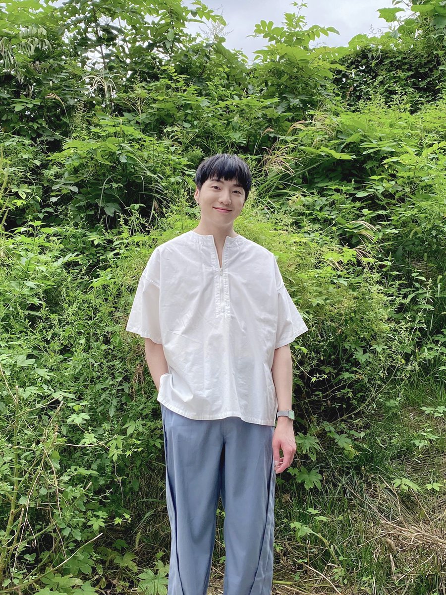 official_yoon_'s tweet photo. 날씨가 좋네요☀️ 우리 세트장 옆에 사람 없는 풀숲이 있어 참 좋습니다🌱😊 https://t.co/0yqY5tqAmG