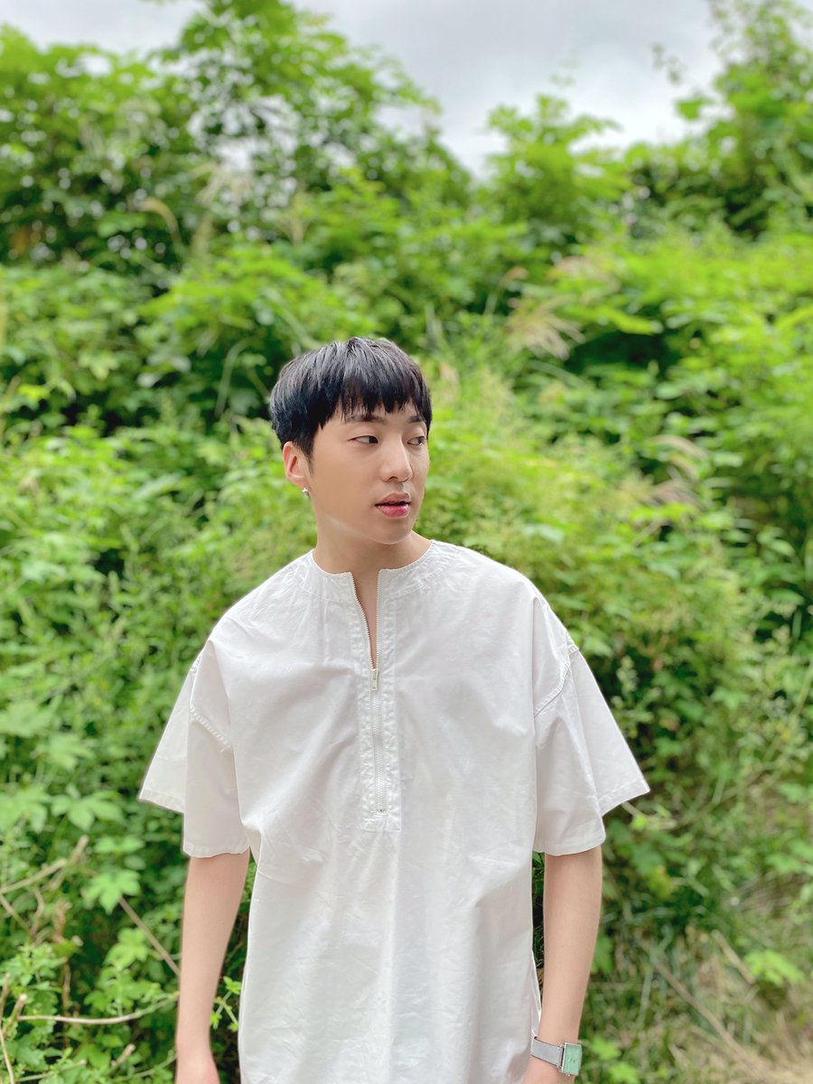 official_yoon_'s tweet photo. 날씨가 좋네요☀️ 우리 세트장 옆에 사람 없는 풀숲이 있어 참 좋습니다🌱😊 https://t.co/0yqY5tqAmG