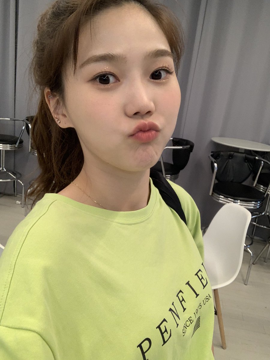 WM_OHMYGIRL's tweet photo. [#캔디가왔어효] 어제리허설 마치구 찍은 사진 히히힛 우리 크리들 디마봉 들구 9시에 만나효💚💙💚💙오늘 보구 싶은 헤어스타일 있어요?? 준비곧 하는데 뭐할까아아 고민인데에 우리 크리들 의견들어볼래 https://t.co/R1jZ9y9MLc
