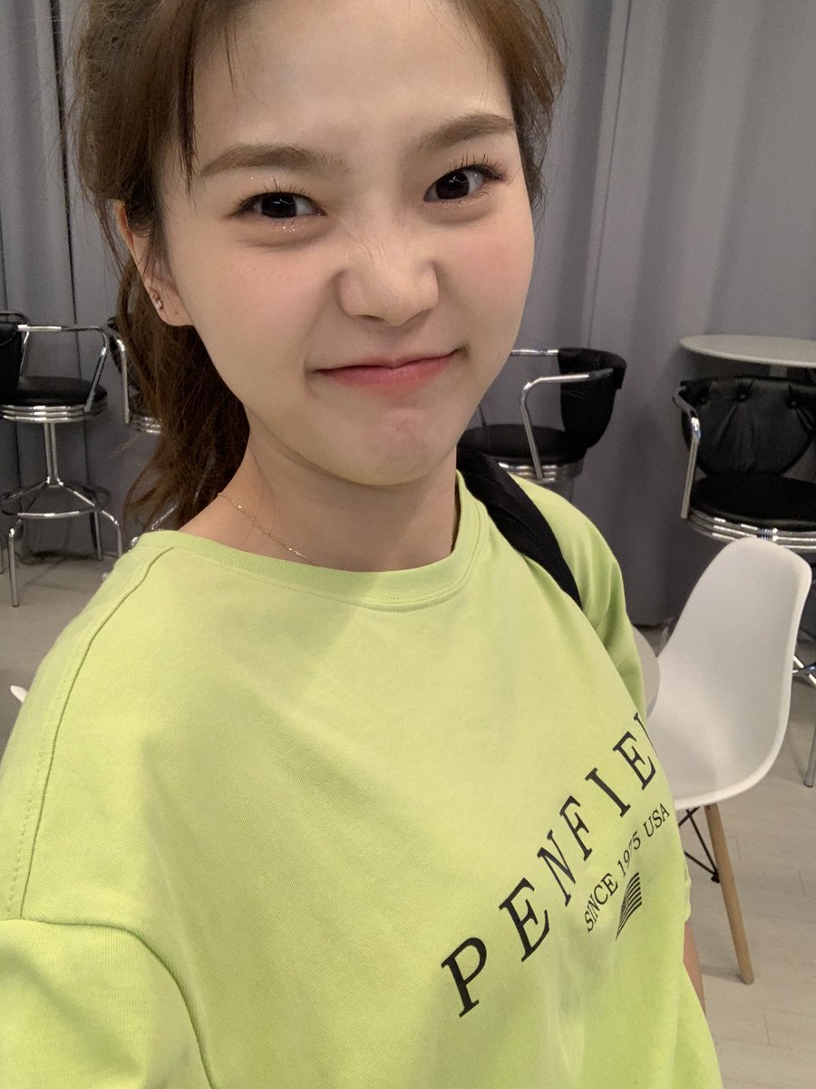 WM_OHMYGIRL's tweet photo. [#캔디가왔어효] 어제리허설 마치구 찍은 사진 히히힛 우리 크리들 디마봉 들구 9시에 만나효💚💙💚💙오늘 보구 싶은 헤어스타일 있어요?? 준비곧 하는데 뭐할까아아 고민인데에 우리 크리들 의견들어볼래 https://t.co/R1jZ9y9MLc