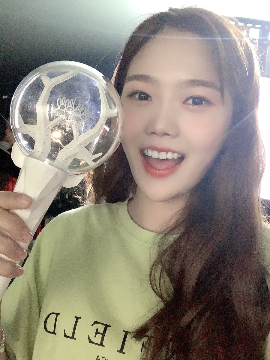 WM_OHMYGIRL's tweet photo. [#캔디가왔어효] 어제리허설 마치구 찍은 사진 히히힛 우리 크리들 디마봉 들구 9시에 만나효💚💙💚💙오늘 보구 싶은 헤어스타일 있어요?? 준비곧 하는데 뭐할까아아 고민인데에 우리 크리들 의견들어볼래 https://t.co/R1jZ9y9MLc