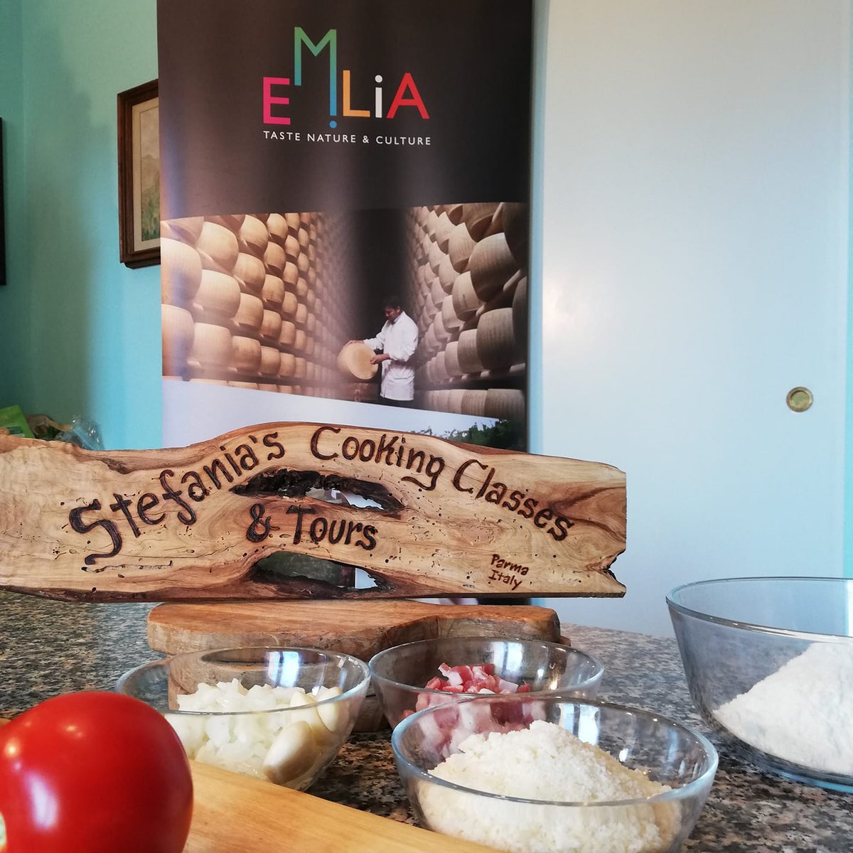 StefaniaTours's tweet photo. Everything is ready for the virtual cooking class with American and Canadian #touroperators and #journalists . Thanks to #enit and #visitemilia for this great opportunity!
#stefaniascookingclasses_tours #welcometoemiliaromagna
#parmacityofgastronomy #visitparma #italianfoodlover https://t.co/h6qha6s1Ir
