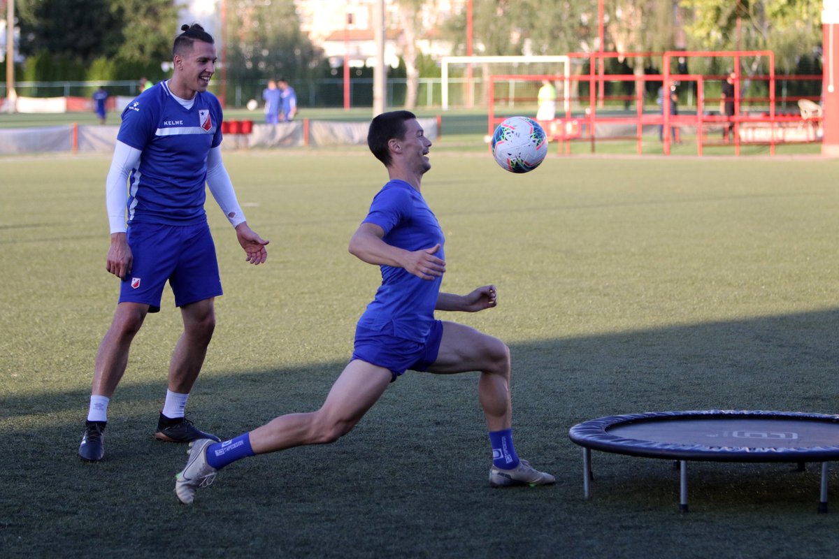 FKVojvodina1914's tweet photo. Redovno zagrevanje pre treninga!😁👌⚽️ #fkvojvodina #gemovic #djuric #vukadinovic #vuklis https://t.co/6IzP479HGl