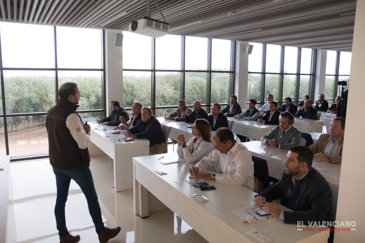 RuralInnoHUB's tweet photo. @FranGalvezHid Empresas punteras trabajando juntas para dar respuesta a los grandes retos del futuro, disfrutando al máximo de cada momento 🍺 Esas son las señas de identidad de nuestro #RuralInnoHUB, al que sólo le falta un #partner del sector #cervecero para tenerlo todo 😃 ¿Quién se suma? https://t.co/1NGFuXHvab