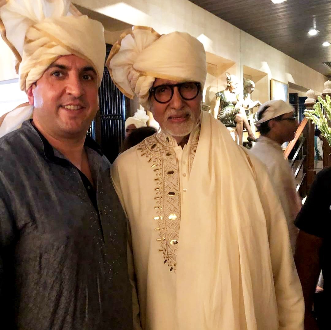 Shri Amitabh Bachchan and family with British based Pakistani business brothers Aneel Mussarat & Nabeel Mussarat.Mussarat brothers have close connection with Pak Army, ISI & Imran Khan.  @SrBachchan Sir you really disappointed Indians. How can you enjoy with our enemies?