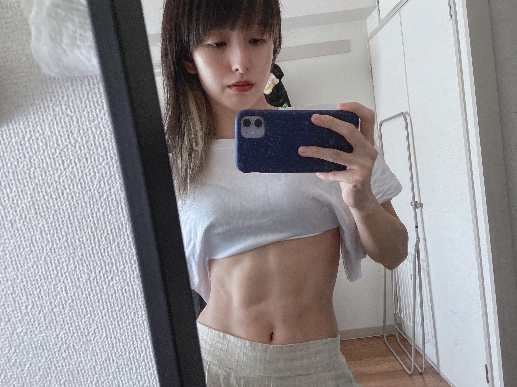 腹筋　貧乳   / X