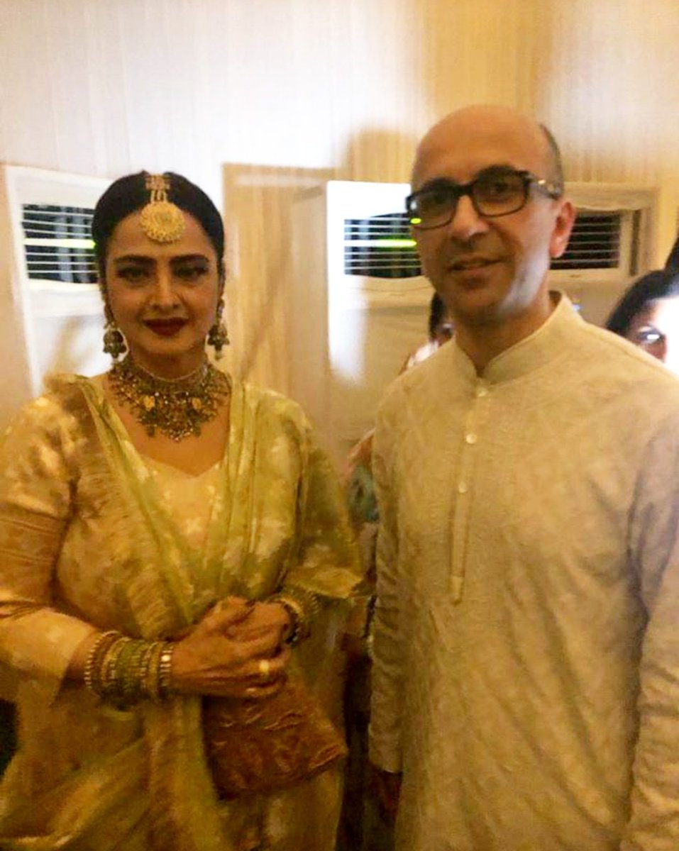 Rekha, Rani Mukherjee and Shilpa Shetty too seen with this Pakistani ISI Aneel Mussarat. @TheShilpaShetty Mam how can you enjoy with enemies of our country? Is this how u r paying back ur Indian fans? @ShefVaidya  @atulahuja_  @yogrishiramdev  @rahulroushan  @UnSubtleDesi