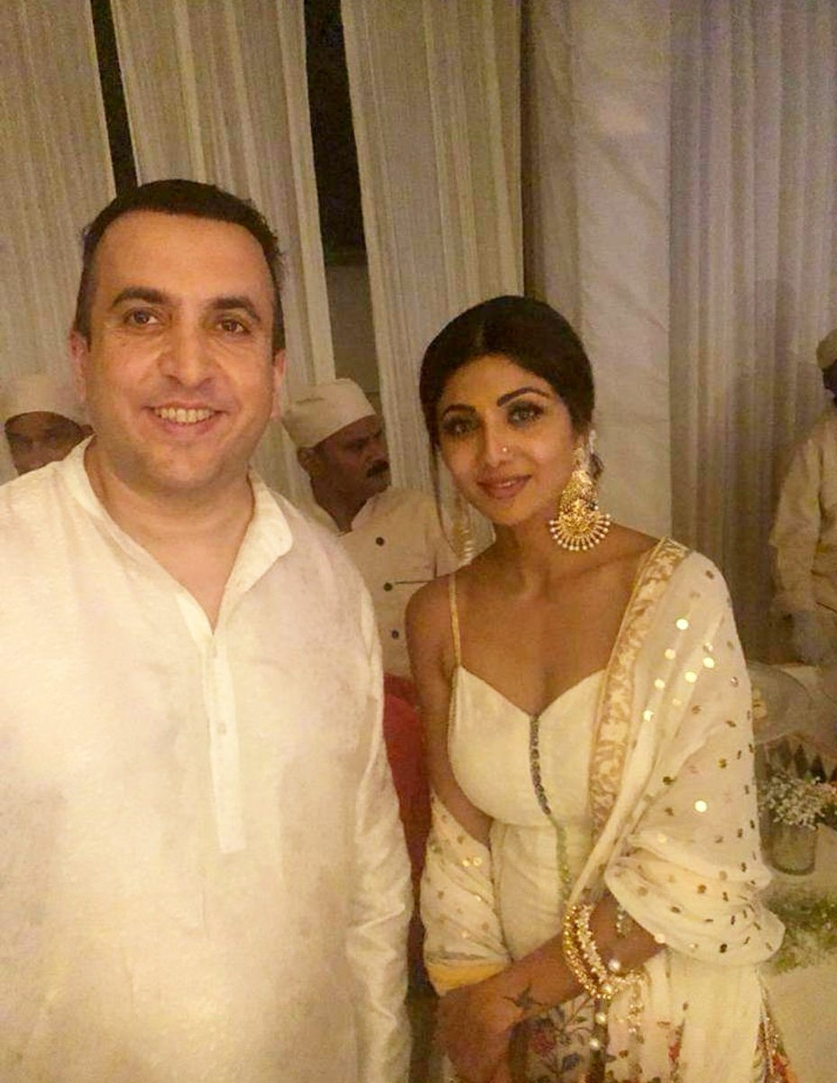 Rekha, Rani Mukherjee and Shilpa Shetty too seen with this Pakistani ISI Aneel Mussarat. @TheShilpaShetty Mam how can you enjoy with enemies of our country? Is this how u r paying back ur Indian fans? @ShefVaidya  @atulahuja_  @yogrishiramdev  @rahulroushan  @UnSubtleDesi