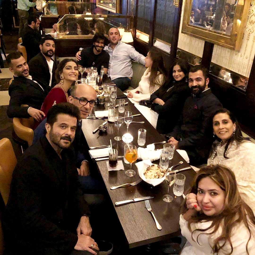 See this Anil Kapoor n family dining n enjoying with Pakistan ISI. @erbmjha  @ThePlacardGuy  @theanuragkts  @AshishJaggi_1