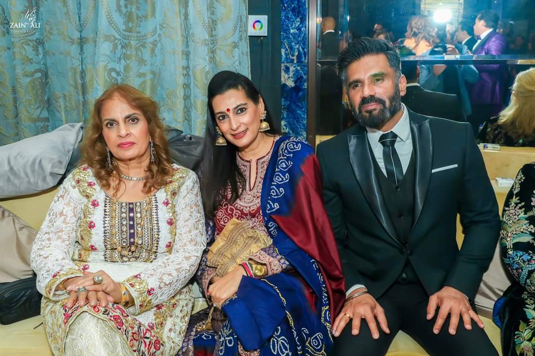 Anil Kapoor n family sharing stage with Imran Khan and enjoying holidays with Pak ISI friends.Anil Kapoor, Hrithik Roshan, Sunil Shetty, Karan Johar, Ranveer Singh attended wedding of Aneel Mussarat's daughter where Imran Khan was present too. @MrsGandhi  @kishanreddybjp