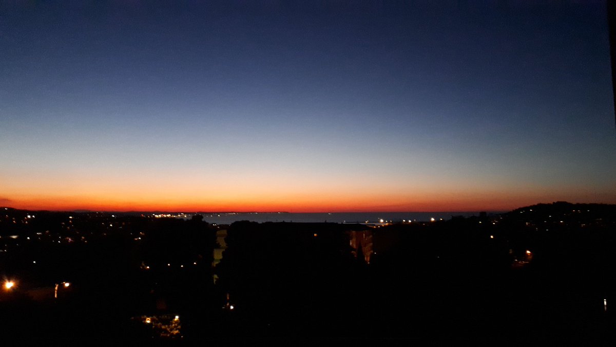 SabrinadP1's tweet photo. Dal tramonto all'alba...
Il tempo in cui la luce cede il passo al buio della notte per vincerla ancora...
Perché il sole torna sempre ad illumare anche la tenebra più profonda...
Ha solo bisogno del tempo necessario... 
#attendi e attraversa la notte, #scava dentro di te #spera https://t.co/zCQeSNzclm
