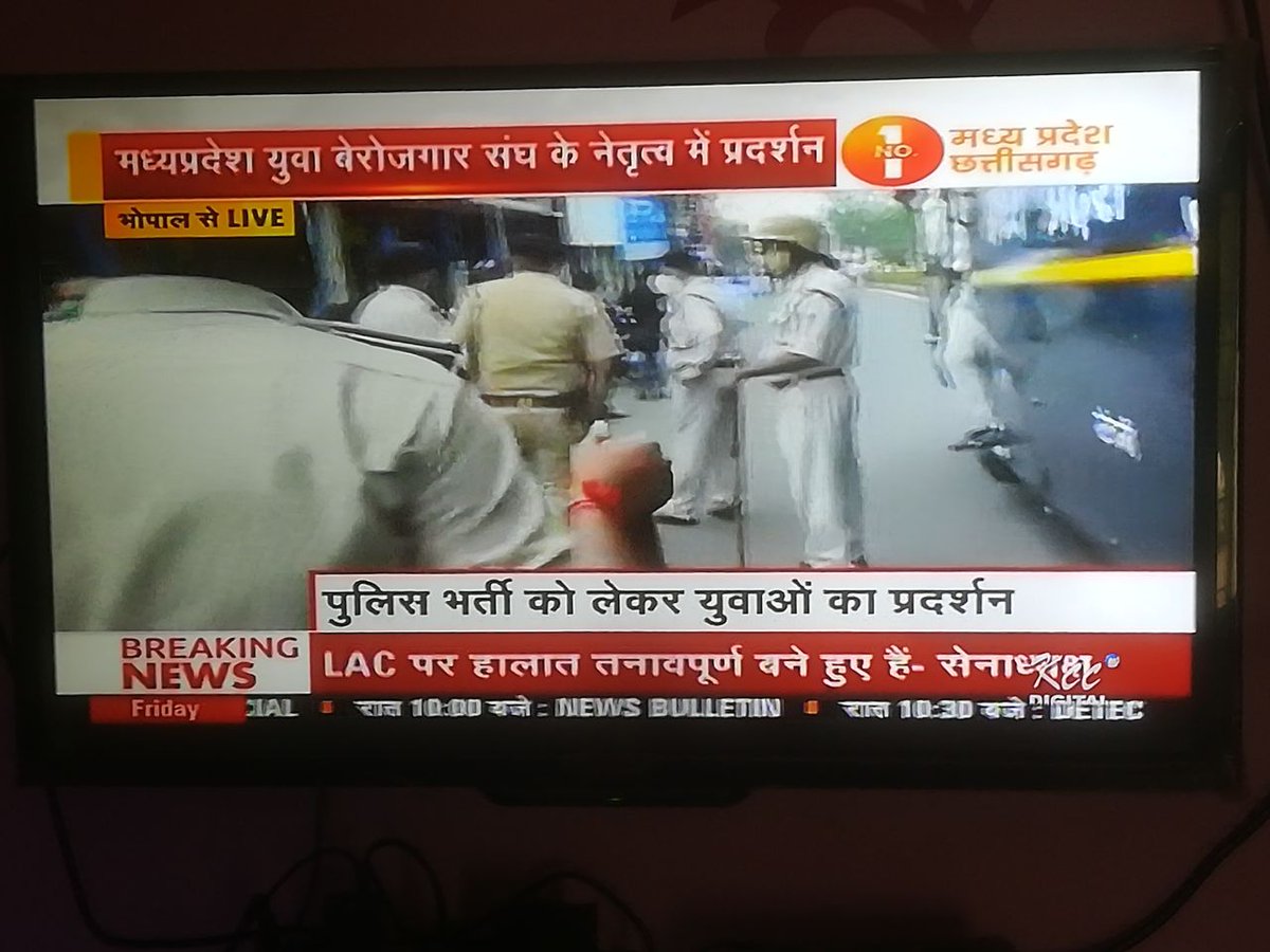 83Tax0qjEg8J6RV's tweet photo. #पटवारी_भर्ती_पूरी_करो #Mppolicebhartido 
जब सत्ता मे रहकर पुरानी सरकार पर आरोप लगा रहे हो तो सत्ता छोड़ घर बैठे @BJP4MP  युवाओ पर लाठी बरसाने का क्या मतलब @ChouhanShivraj @GSRajput_18 😠😠😠😠😠 https://t.co/p3ZgcwrYPa