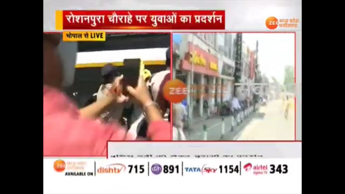 83Tax0qjEg8J6RV's tweet photo. #पटवारी_भर्ती_पूरी_करो #Mppolicebhartido 
जब सत्ता मे रहकर पुरानी सरकार पर आरोप लगा रहे हो तो सत्ता छोड़ घर बैठे @BJP4MP  युवाओ पर लाठी बरसाने का क्या मतलब @ChouhanShivraj @GSRajput_18 😠😠😠😠😠 https://t.co/p3ZgcwrYPa