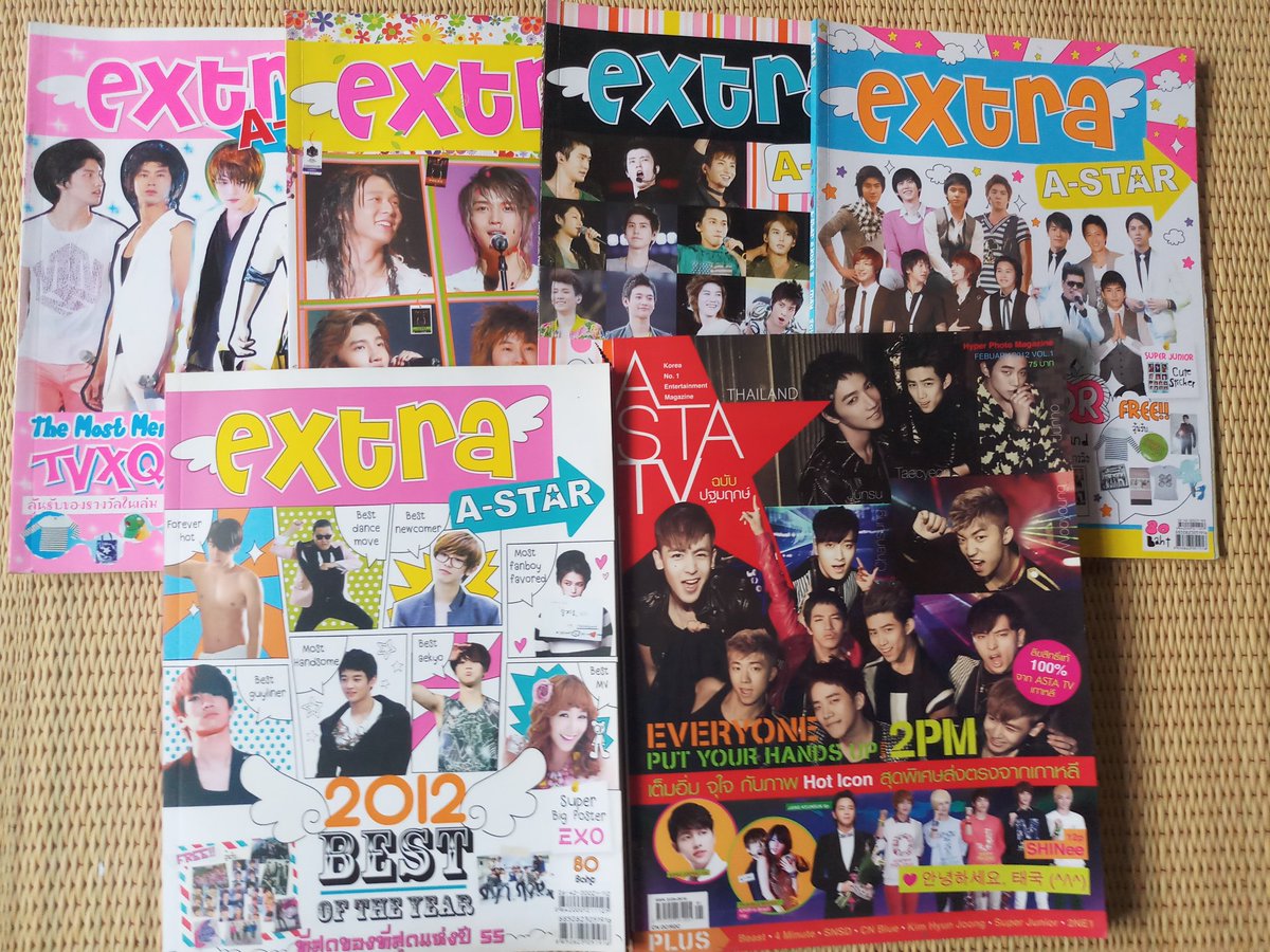 _naMwARnK's tweet photo. เมื่อกลับบ้านแล้วมาค้นดูนิตยสารเก่าๆ ที่เคยซื้อ ที่ผ่านๆมา เราสามารถเปิดร้านขายได้เลยนะเนี้ย ☺☺☺ #Kpop #ASTAR #extraASTAR #ASTATV #KIMCHI #SeoulStar ห่างหายไปจากกันนานมากจริงๆ พอนึกไปถึงช่วงเวลานั้นก็คิดถึง คงต้องบอกลากันแล้ว แอบสีดายความหน้าปกคัลเลอร์ฟู ที่สวยงามนี้ 😭💚💛❤ https://t.co/cDYHd52LfE