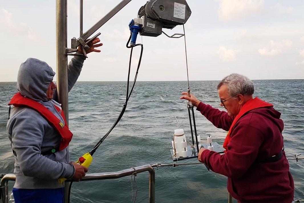 HelmholtzMoses's tweet photo. Die #ELBE_2020 Messkampagne von @UFZ_de, @GEOMAR_de, @AWI_de und @HZG_de haben wir gestern erfolgreich beendet. Die Wissenschaftlerinnen und Wissenschaftler fahren mit zahlreichen Messdaten und Proben zurück in ihre Forschungszentren - jetzt folgen Analysen und Auswertungen. https://t.co/lRRRLu44Cv