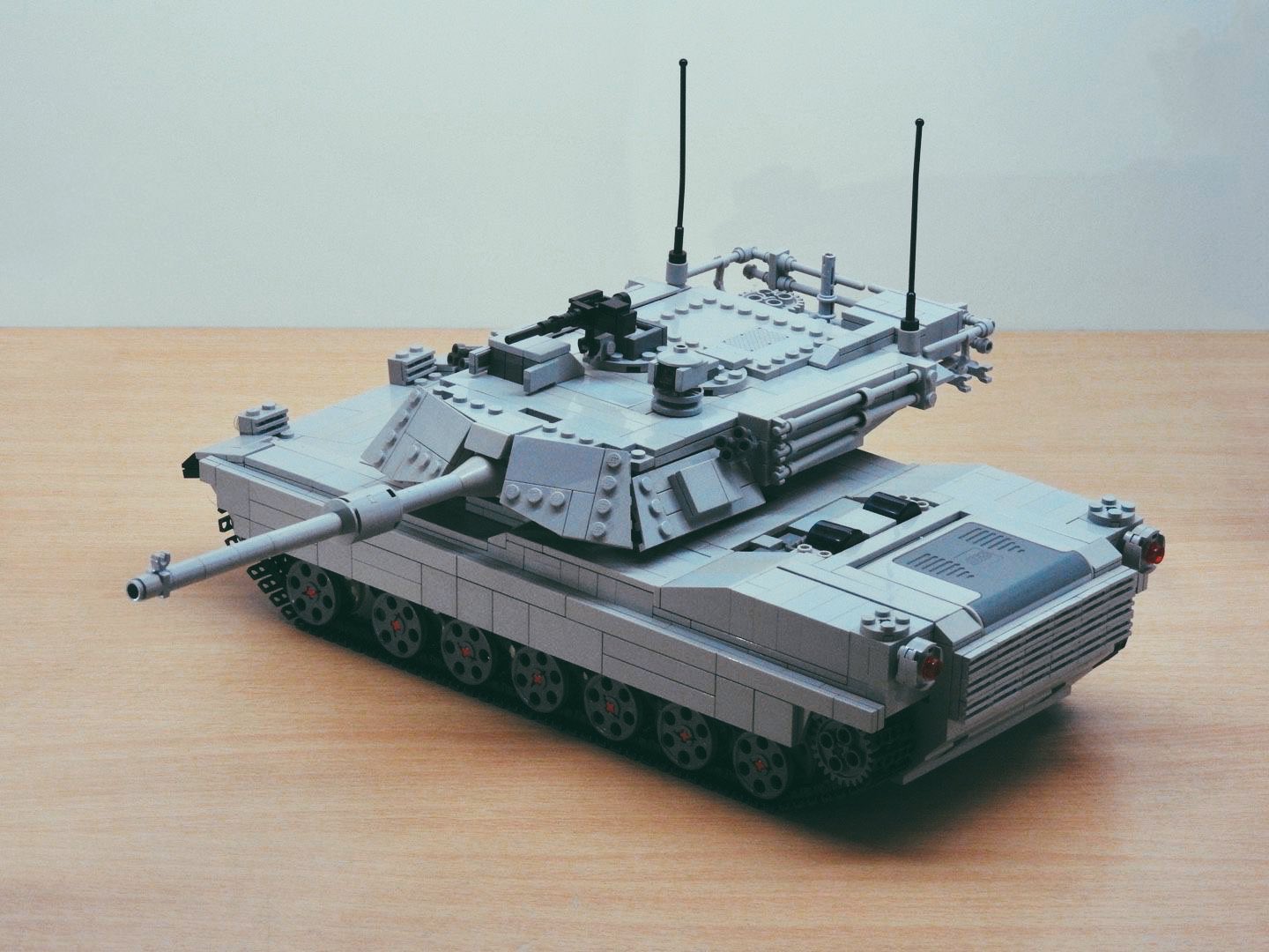 マサイ族のネコ M1a2エイブラムス スケールは1 24で車体の長さ33センチ 重量1 4キロになります モーターを内蔵しているので前進 後退 旋回 砲塔の旋回が可能です Lego レゴ レゴ戦車