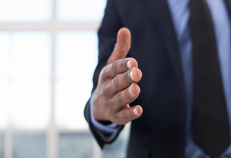 жесты руками оратора. женщина с виляющими пальцами. дрожащими от волнения руками расстегнул он. рука протянутая для рукопожатия. руки бизнесмена.