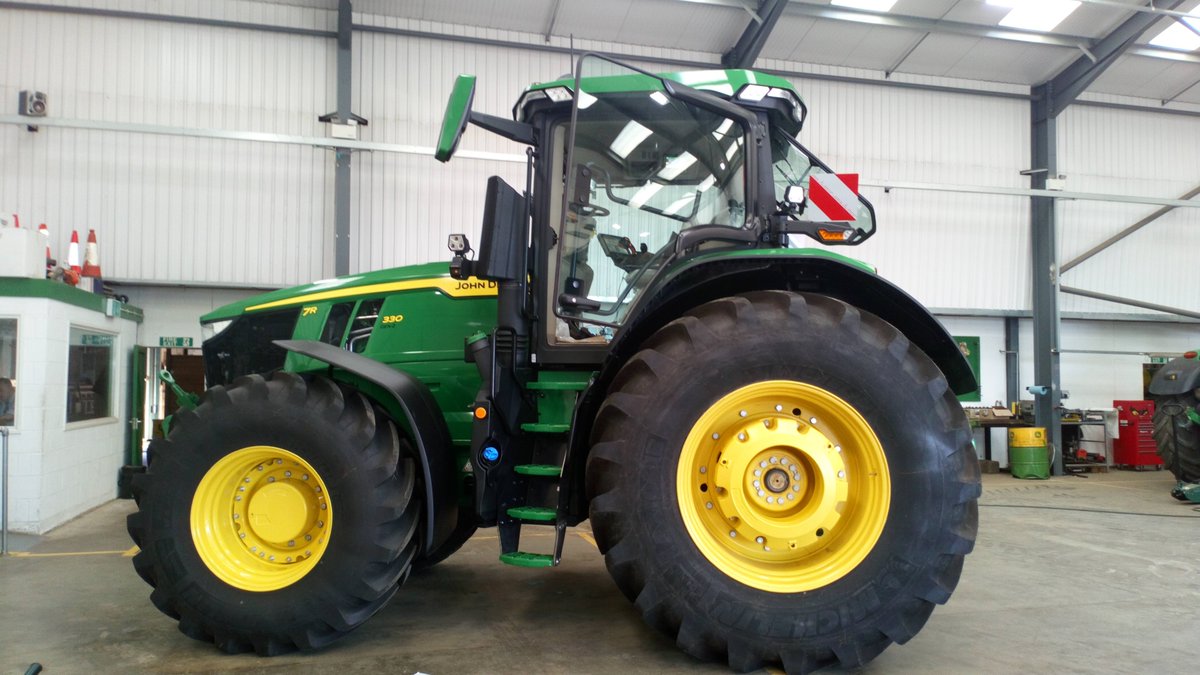 mcarey98's tweet photo. Our brand new 7R330 Gen 2 ready to get some demo's under its belt #7R330 #Gen2 @BenBurgessAg @JohnDeere https://t.co/gGjnJQOSWP