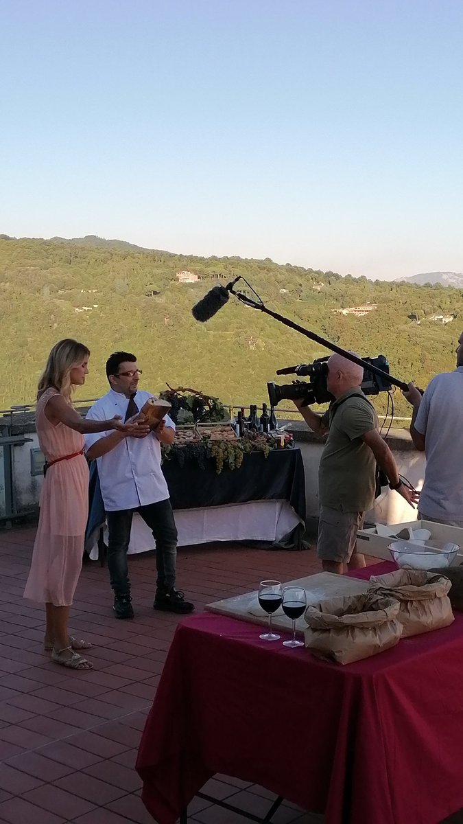 Milli19751's tweet photo. "La Vita in Diretta" RAI 1 ore 18.20 #3settembre la #diretta ripresa da un'altra angolazione #back #spettatori nascosti 
#ImmaginiInsolite la magnifica luce calda del pomeriggio sul #lagodinemi @CasaLettori #panedigenzanoigp #vinidoc #specialità gastronomiche dei #castelliromani https://t.co/yHxP2CTqrO