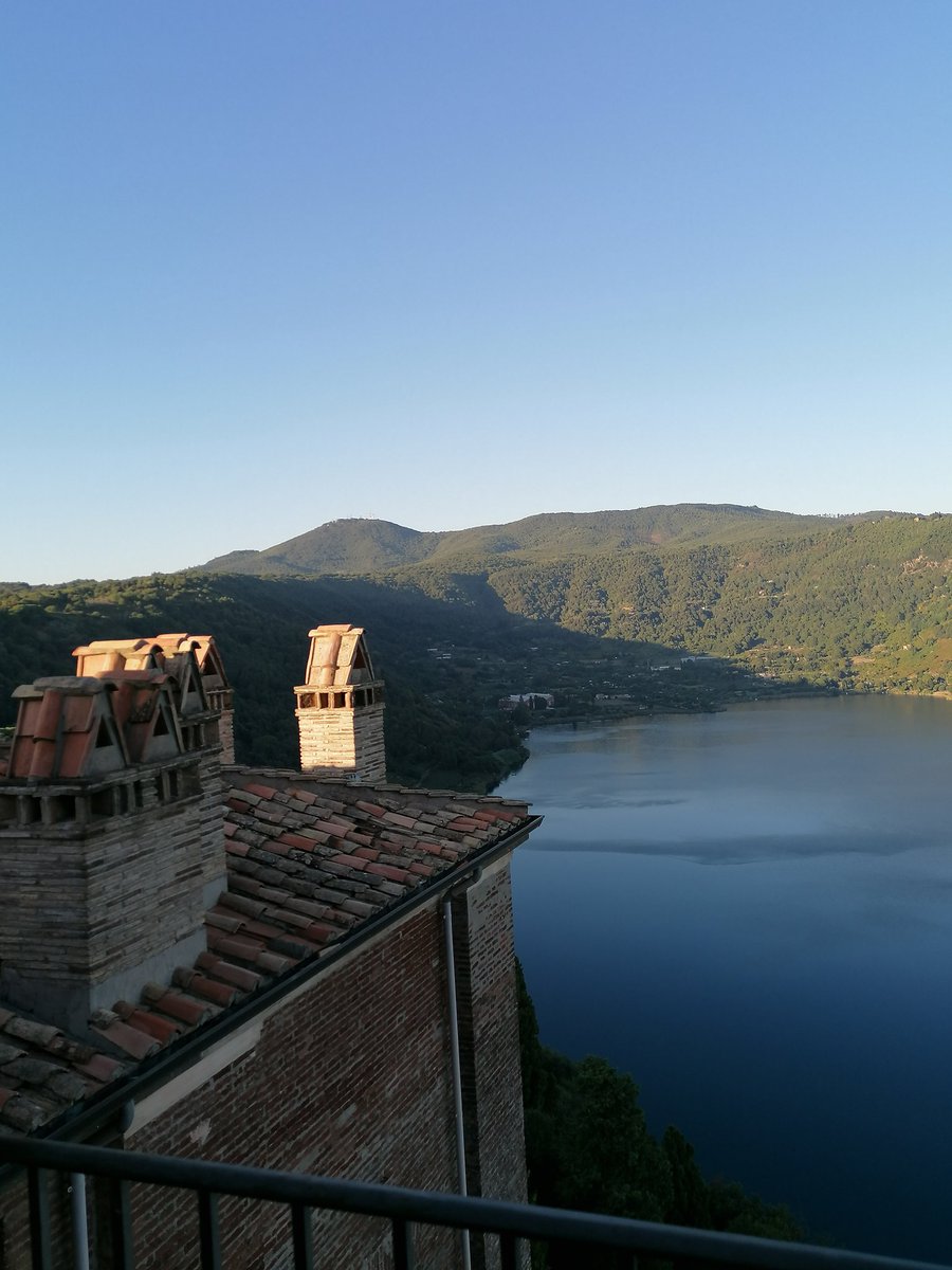 Milli19751's tweet photo. "La Vita in Diretta" RAI 1 ore 18.20 #3settembre la #diretta ripresa da un'altra angolazione #back #spettatori nascosti 
#ImmaginiInsolite la magnifica luce calda del pomeriggio sul #lagodinemi @CasaLettori #panedigenzanoigp #vinidoc #specialità gastronomiche dei #castelliromani https://t.co/yHxP2CTqrO
