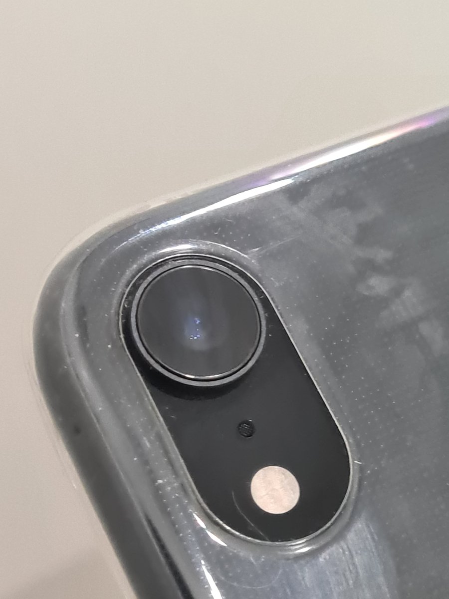 stevenmaarmusic's tweet photo. Crazy!! This @Apple  iPhone XR lens can scratch the screen of your oher phone with ease. It leaves scratches of lvl 6 or even bigger grooves of lvl 7. 
Scratched my  
@SamsungMobile S20+ like crazy and all it took is one walk with both phones in my pocket. 
@ZacksJerryRig https://t.co/vS6gBm0WYB