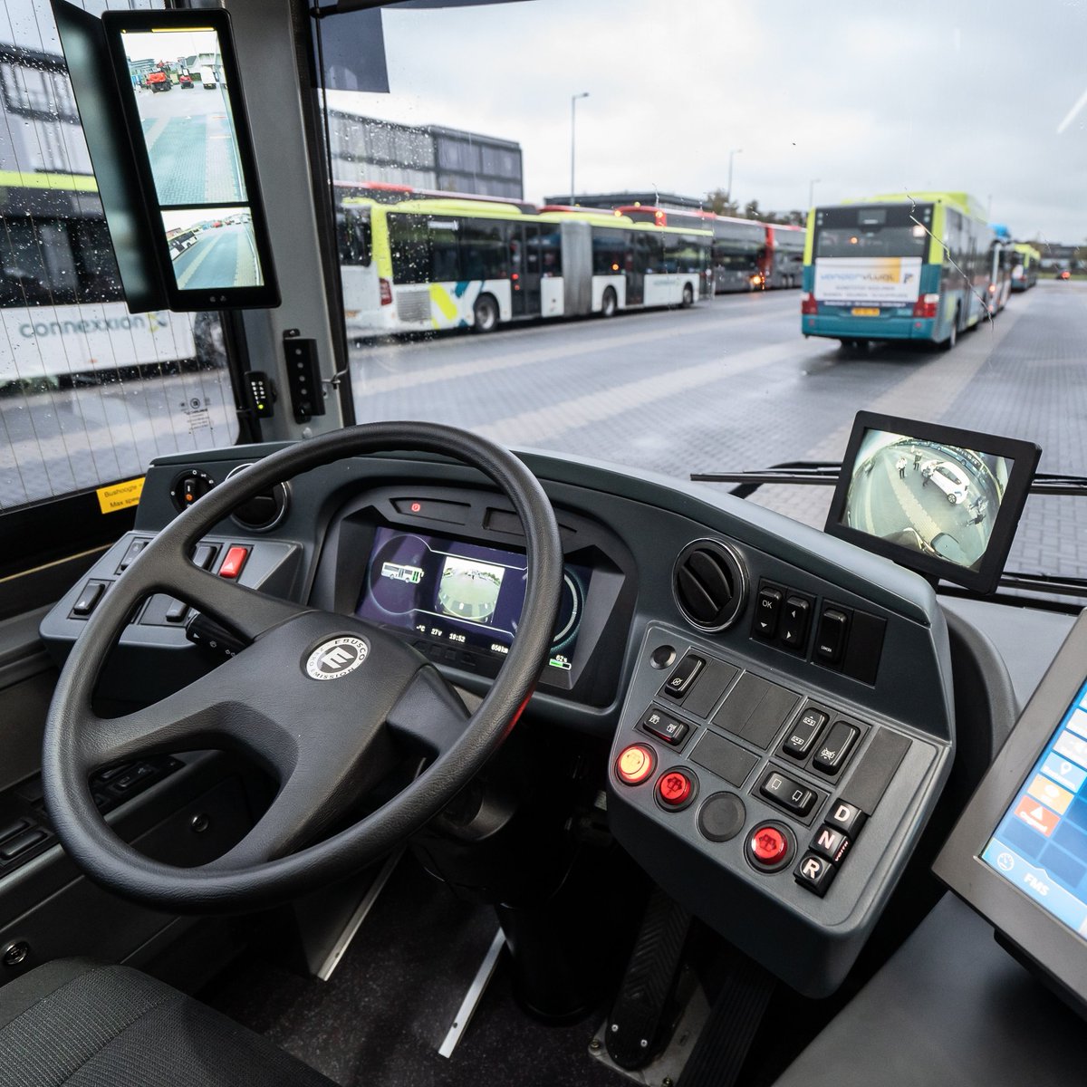 Transdev_NL's tweet photo. Geen spiegels, maar camera's! De eerste 100% elektrische @EbuscoBV bussen kwamen gisteren aan bij @Connexxion in Haarlem. Dit najaar verdwijnen de bekende groene gasbussen uit het straatbeeld van Haarlem e.o. en worden vervangen door o.a. 45 gloednieuwe Ebusco's.

#wearetransdev https://t.co/l91FZG9NIq