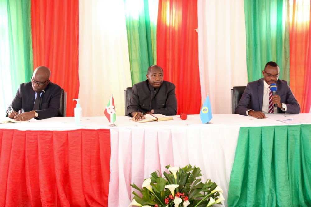 NtareHouse's tweet photo. #Burundi Le Président de la République S.E @GeneralNeva est à @MuramvyaProv où il échange à huis clos avec les Élus et les Responsables provinciaux sur les les stratégies et les défis liés au développement socio-économique de leur province. https://t.co/nhKdNCmOZs