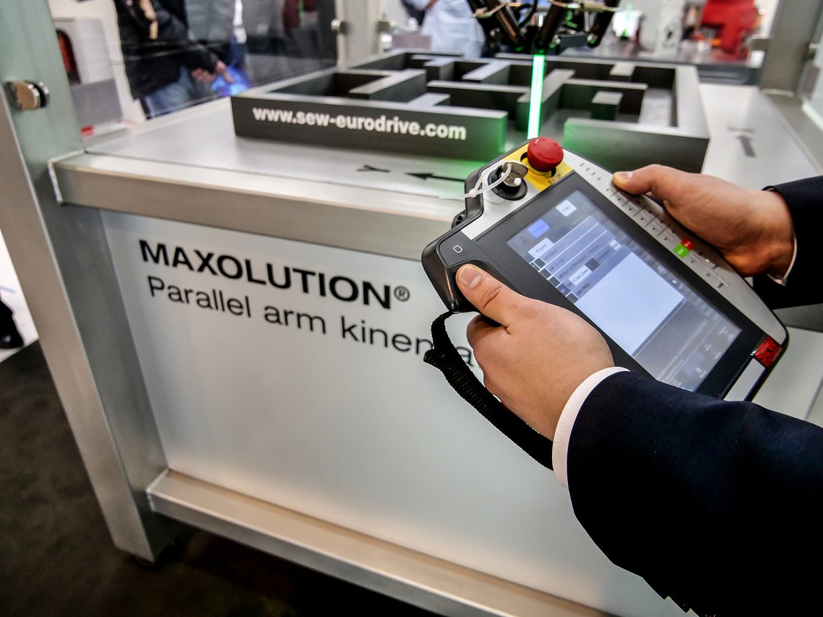 SEWEURODRIVE's tweet photo. Wie vereinfacht man die #Steuerung eines #Roboters? Mit unserem parametrierbaren #Softwaremodul MOVIKIT® Robotics ermöglichen wir die Ansteuerung universeller #Roboterkinematiken auf einfachste Weise. #Automatisierung https://t.co/Sf3mkbe6nr https://t.co/GQxmqzgHc7