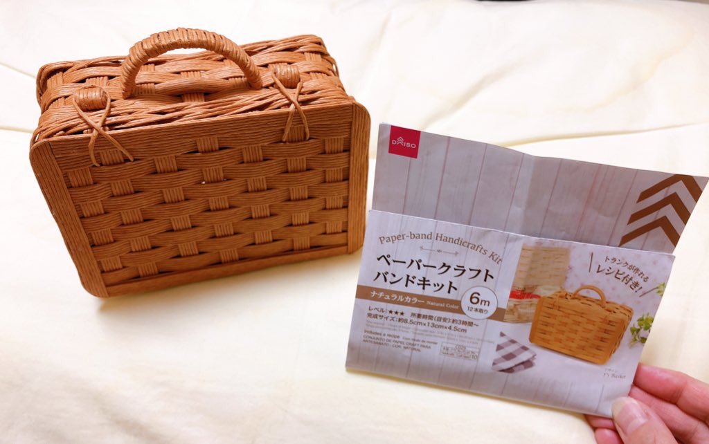 うぐいすきなこ ダイソーでキットをみつけ 初めてクラフトバンドの バッグを作ってみた テープを測って切ったり 手間はかかるけどレシピは 写真付きでわかりやすい 出来上がりは100均とは 思えない すごくいい もっと色の種類もあると いいな