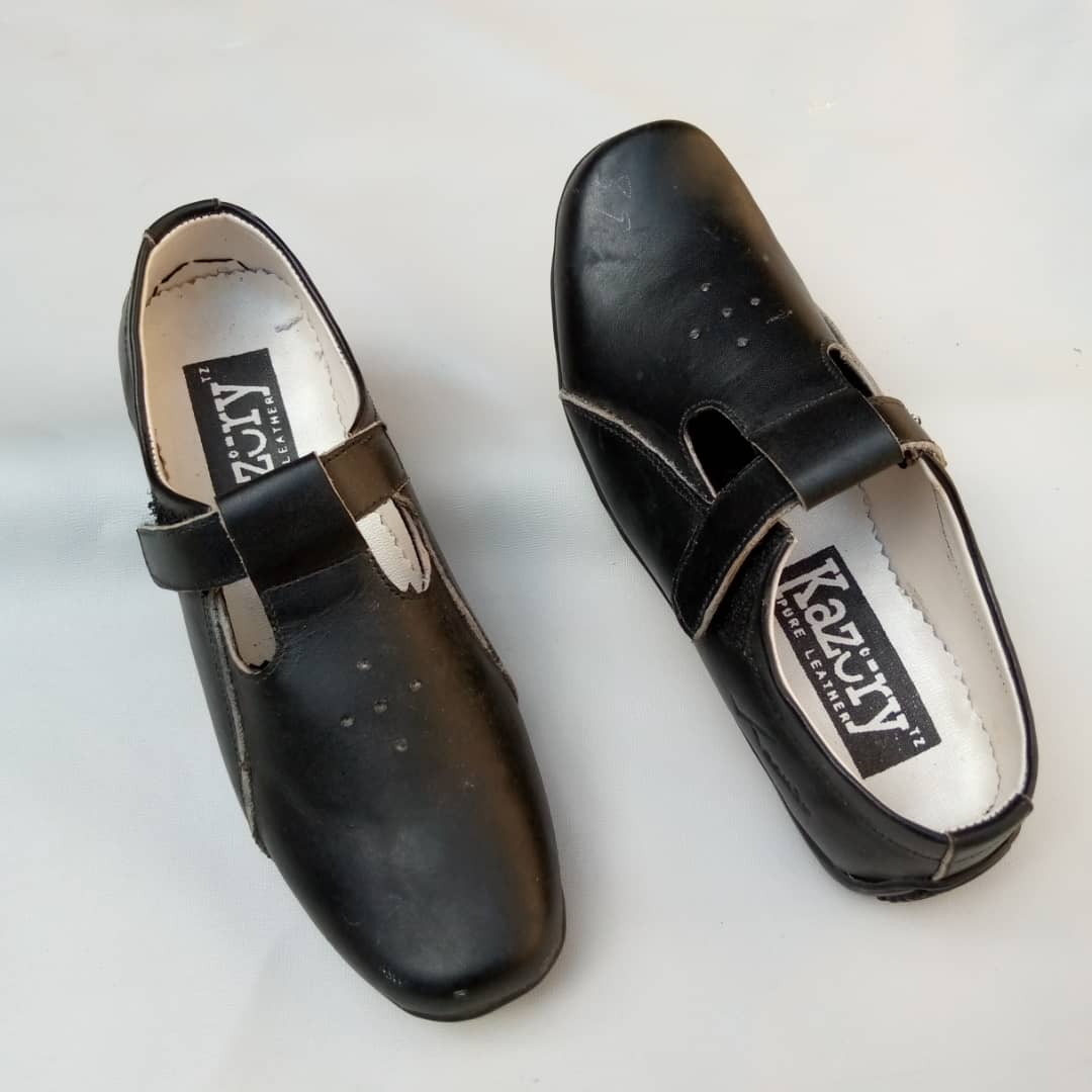 kazuryltd's tweet photo. Mzazi/Mlezi viatu bora vya ngozi vya shule vinapatikana @kazuryltd 
Size 25---39
Tzs 35,000
WhatsApp 0654639527
#schoolshoes https://t.co/gBjbTwfjy0