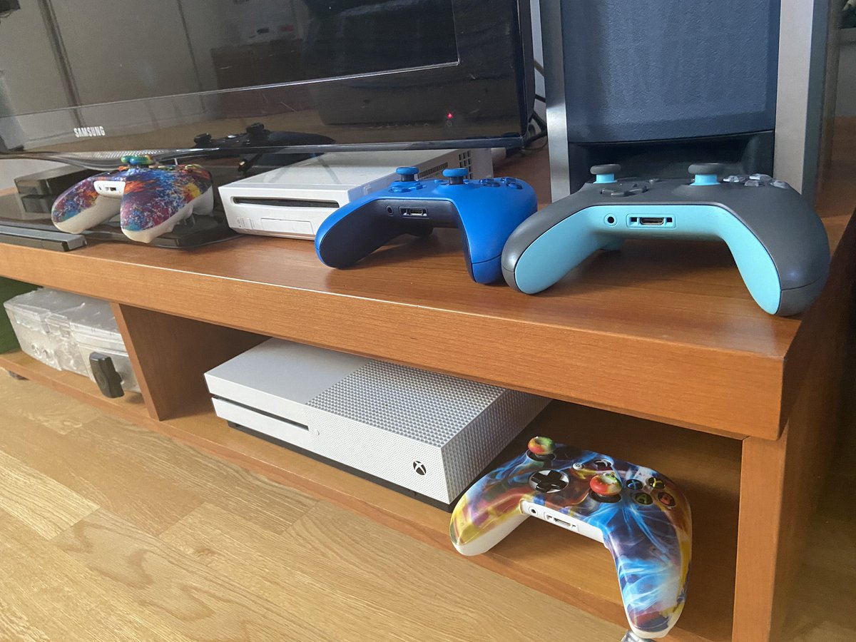 bittemple's tweet photo. @tomwarren Xbox One S + Crystal https://t.co/VUeWpvv4X0