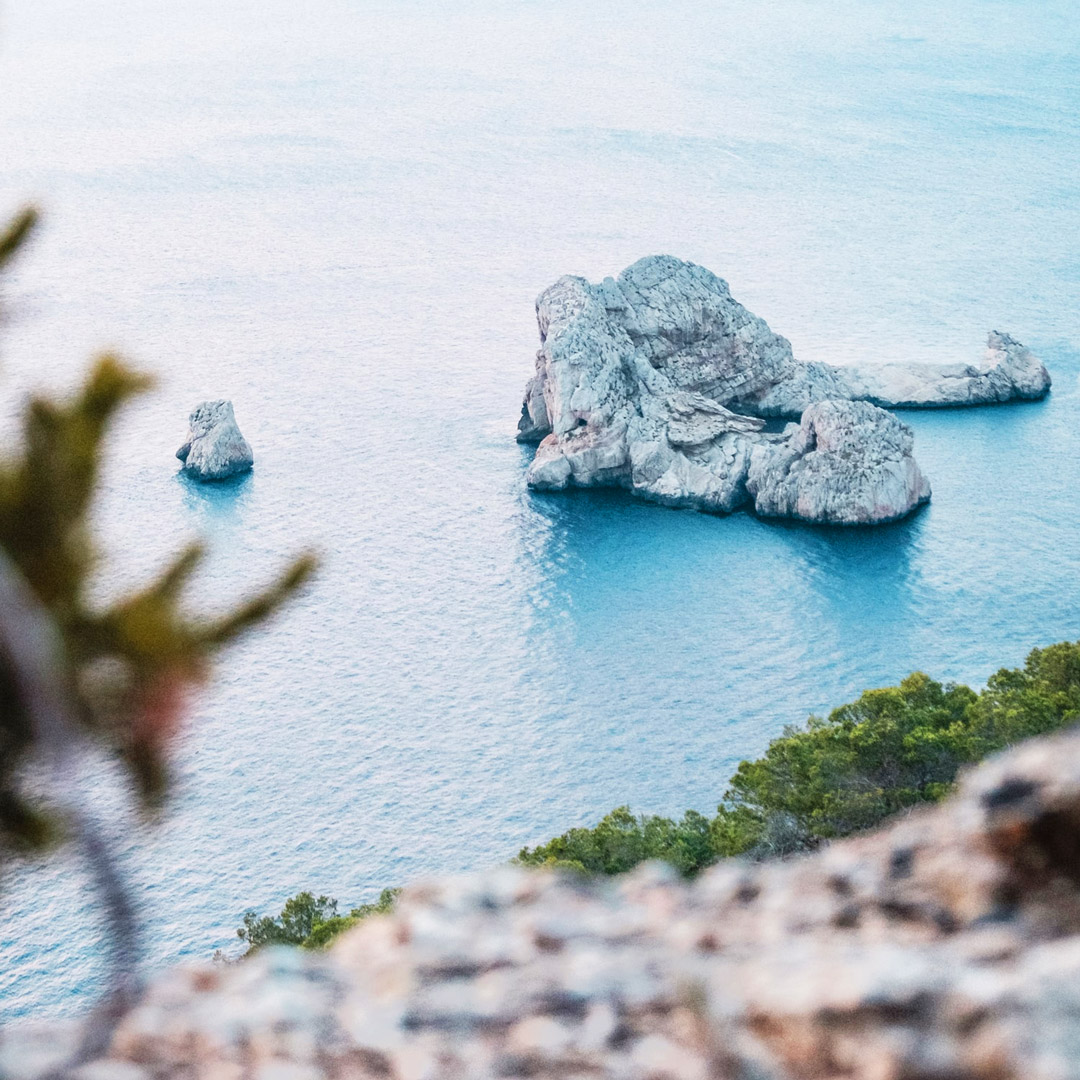 No estamos seguros de aquello que se suele decir de "lo que pasa en Ibiza se queda en #Ibiza". No nos termina de gustar. 
Más bien, lo que pasa en Ibiza se quedará contigo siempre, igual que un pedacito de la isla.
#iloveibiza #exclusivasmiro #hogar #distribuidora #bebidas