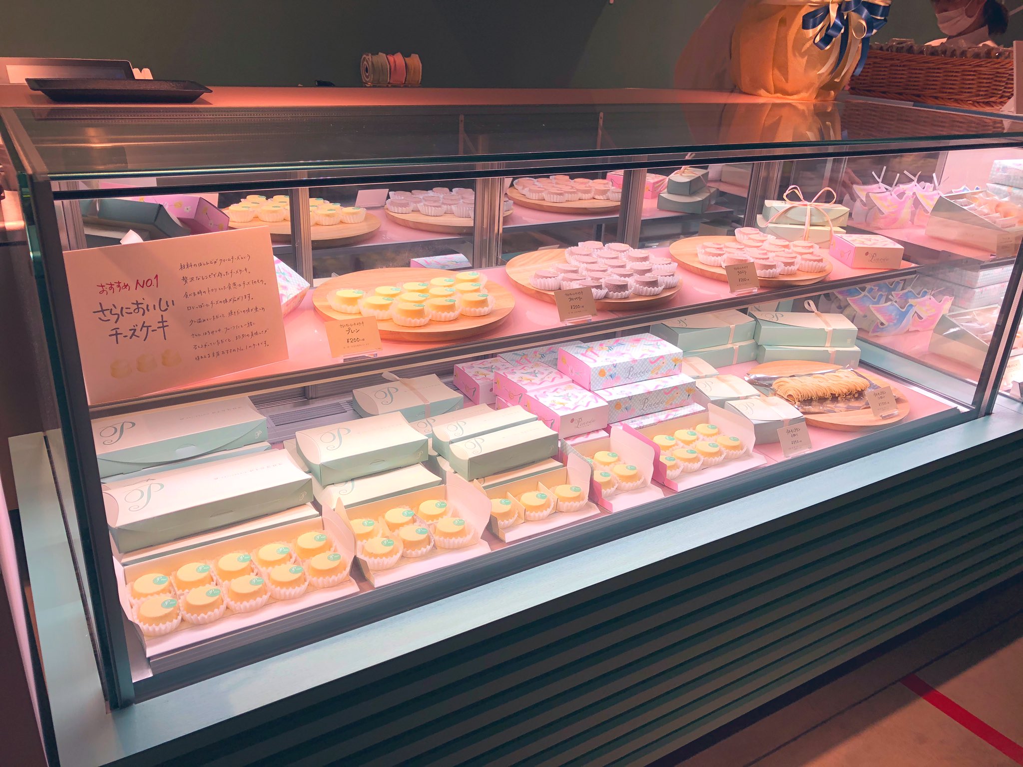 ぐらさん ここは南町田グランベリーパーク 今日からのパステルが 大人気だーーー パステルといえばとろけるプリン この間マイスイーツでも出店してて ガッツリいただいていたので 誘惑にはのらん とチラ見のつもりが なんか ネコ ネコ