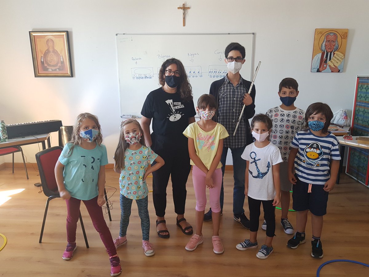 acberdion's tweet photo. Hemos contado con la visita de Fernando Barba, que ha venido a explicarnos la Flauta Travesera. Muchas gracias por venir, nos ha encantado. https://t.co/evOqse6gQl