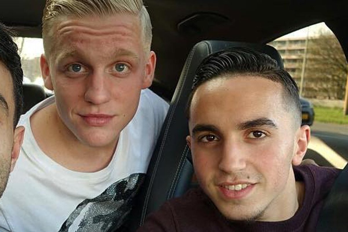 🗣 | دوني فان دي بيك يوجه دعوة لعائلة صديقه عبدالحق نوري للقدوم الى ملعب الاولدترافورد لمشاهدته في الملعب ، ووالد عبدالحق نوري يلبي الدعوة .

التيليخراف