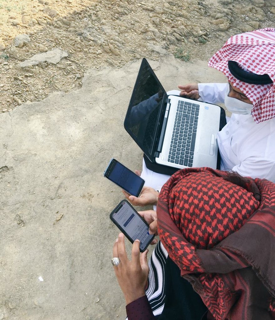 News_Ejazah's tweet photo. معلم استثنائي يُضرب به المثل
في حبه لطلابه وتفانيه في عمله
اختار الذهاب للطلاب في منازلهم
ومناطق سكنهم بالقرى البعيدة
والمناطق النائية لمساعدتهم
في تسجيل الدخول على منصة مدرستي ومساعدتهم في التعرف عليها. https://t.co/rPZYvrGkXo