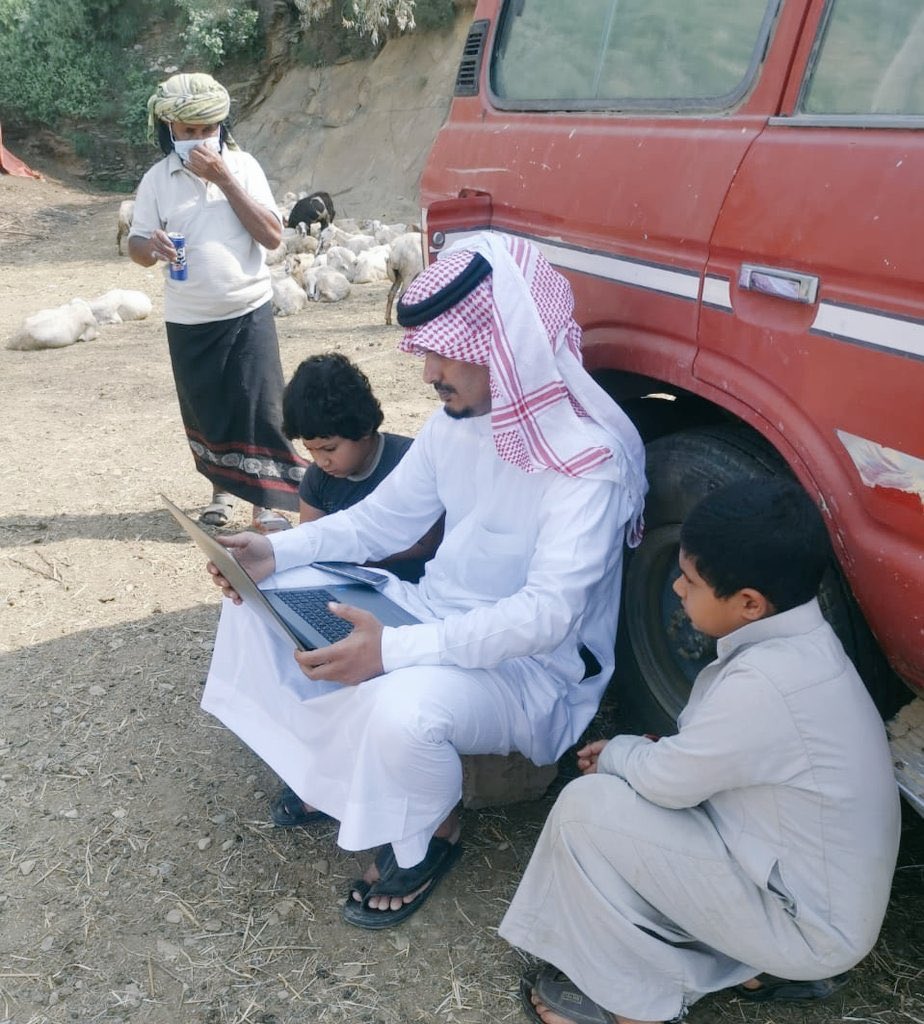 News_Ejazah's tweet photo. معلم استثنائي يُضرب به المثل
في حبه لطلابه وتفانيه في عمله
اختار الذهاب للطلاب في منازلهم
ومناطق سكنهم بالقرى البعيدة
والمناطق النائية لمساعدتهم
في تسجيل الدخول على منصة مدرستي ومساعدتهم في التعرف عليها. https://t.co/rPZYvrGkXo