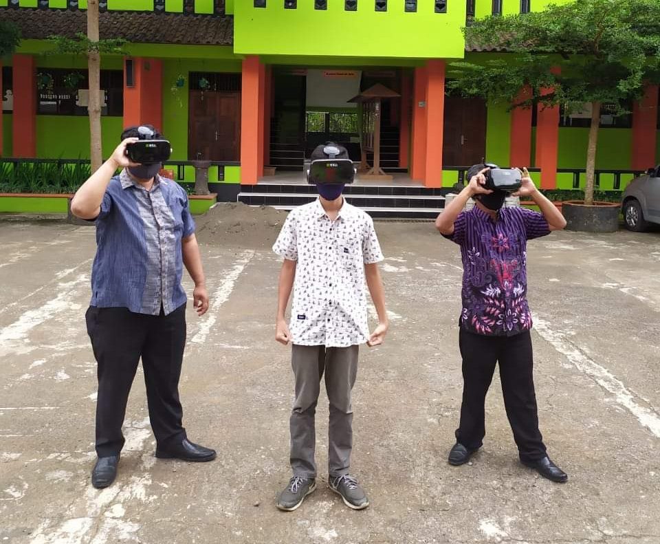 millealab's tweet photo. Wah pak guru Henshin!! 

Lokasi : Smpn3 Purwokerto https://t.co/T0ReS6v8JD
