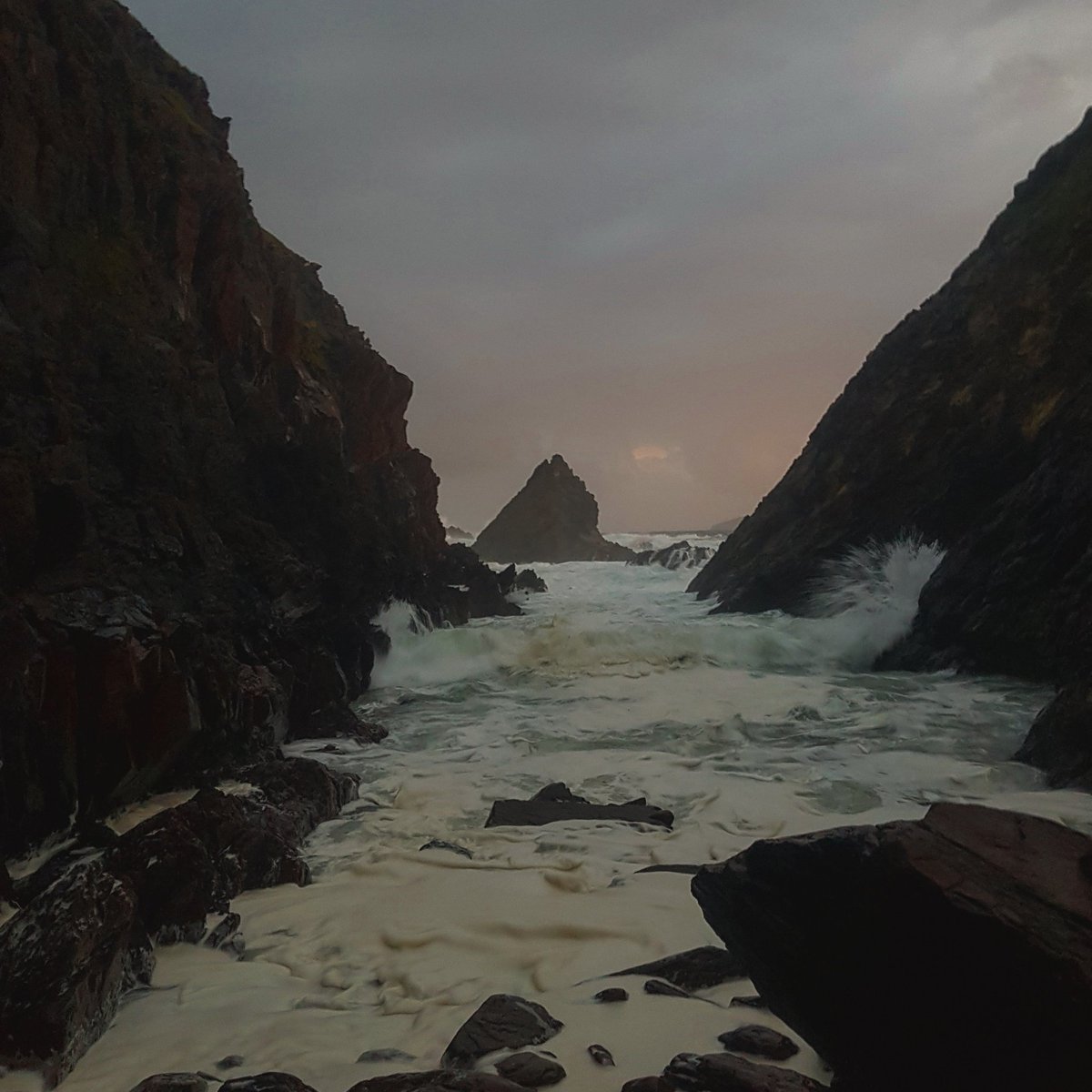 ViewsWild's tweet photo. Sunset last night with white waves crashing into shore.
#dinge #ballyferriter #staycation
@DinglePeninsula https://t.co/hBPXaSQrGv