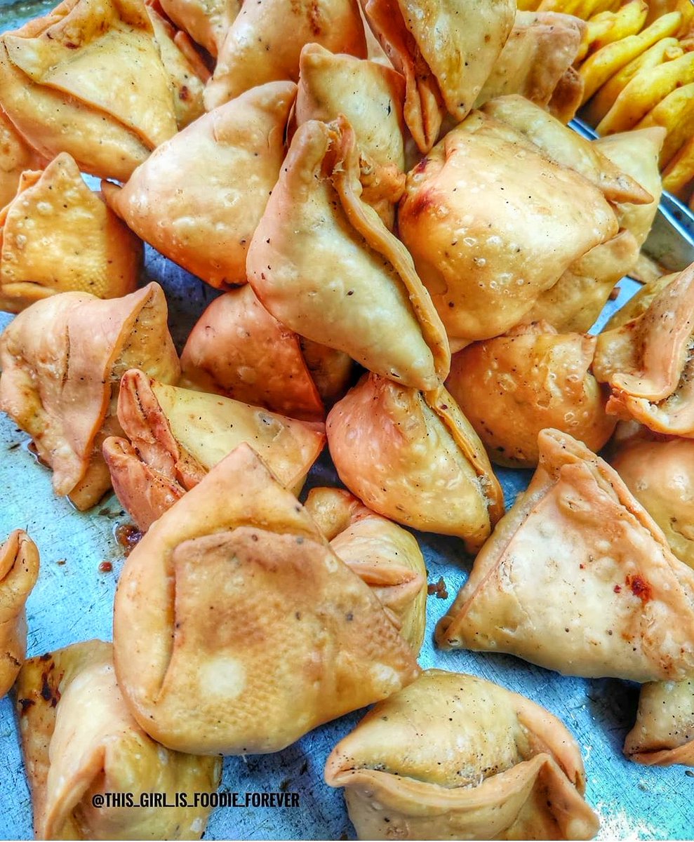 arpitanarayan_'s tweet photo. I love samosa❤️the mixture of potato peas paneer is one of my favorite 🤩and the chatpat spicy ones are love❤️❤️❤️
.
Tag and share with ur samosa buddies...🤤😋😋😋
.
#samosa #streetfood #foodie #fppd #foodphotography #thisgirlisfoodieforever https://t.co/8Xu8xIWbZo