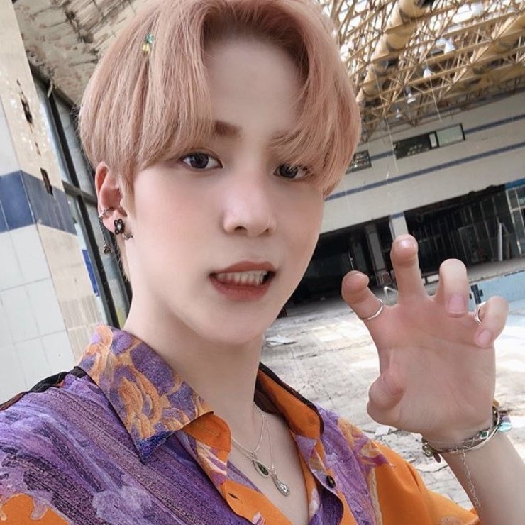 oh here's more photos of yunho with the blush!!! im starting to get weak for this   @ATEEZofficial  #ATEEZ    #에이티즈    #윤호