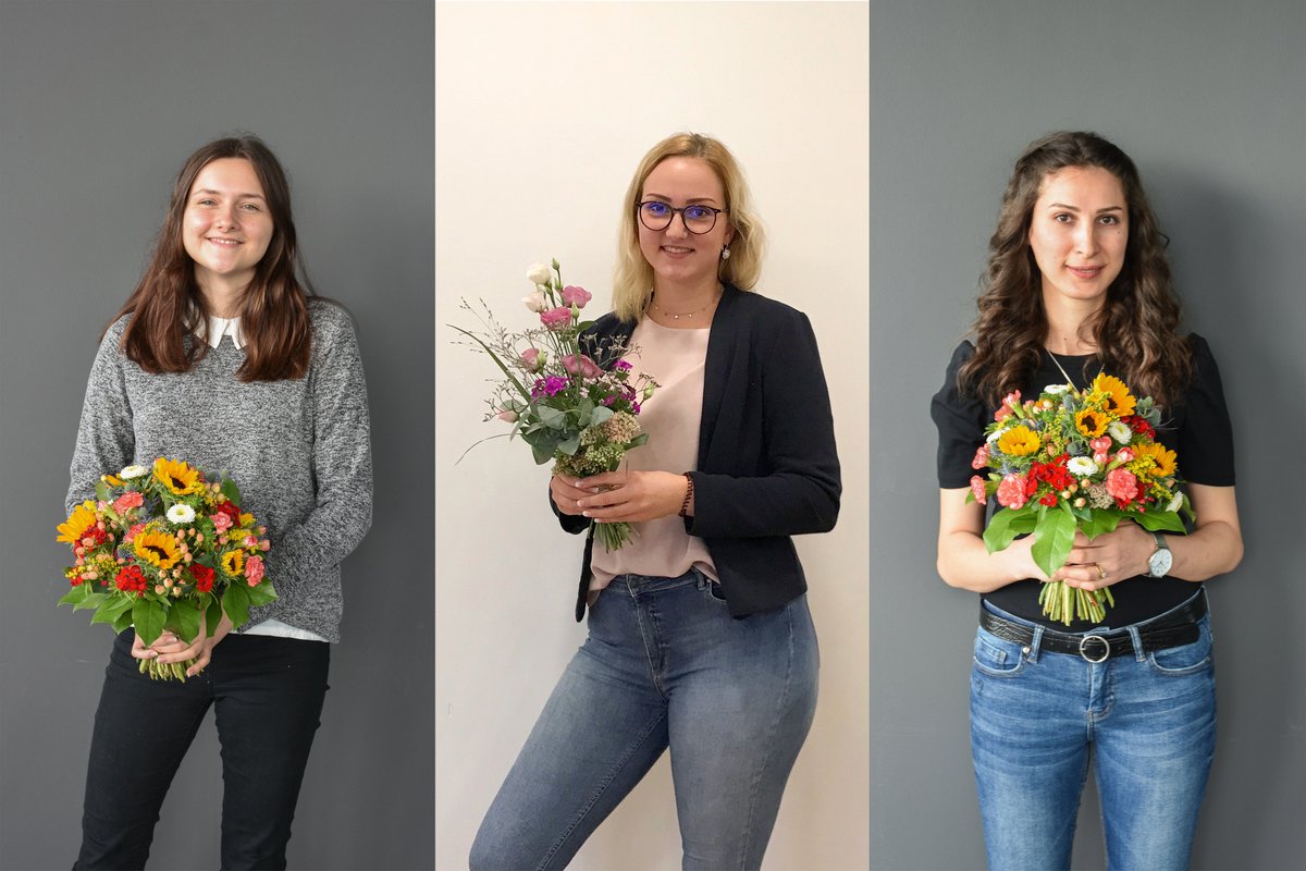 ihk_hb's tweet photo. 💐Wir sagen #HerzlichWillkommen an unsere drei neuen #Auszubildende|n!
Maxine Schmidt, Annika Medek und Sidar Ali erlernen den Beruf #KauffraufürBüromanagement. In den kommenden drei Jahren durchlaufen sie nahezu all unsere Abteilungen. Wir freuen uns auf viel #Azubipower! https://t.co/dPyIbEgaFp
