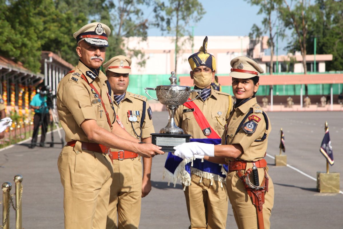 Mrs. Aanchal Dalal, IPS Probationer, borne on Maharashtra cadre, won 1958 Batch IPS Officers' Trophy for the Best Lady Outdoor Probationer.
Congratulations Ma'am. #girlpower  <a href="/Phogat_Vinesh/">Vinesh Phogat</a> <a href="/IChitrangda/">Chitrangda Singh</a> <a href="/SakshiMalik/">Sakshee Malikkh</a> <a href="/DeepaAthlete/">Deepa Malik PLY</a> <a href="/shooterdadi/">Dadi Prakashi Tomar 🇮🇳</a>