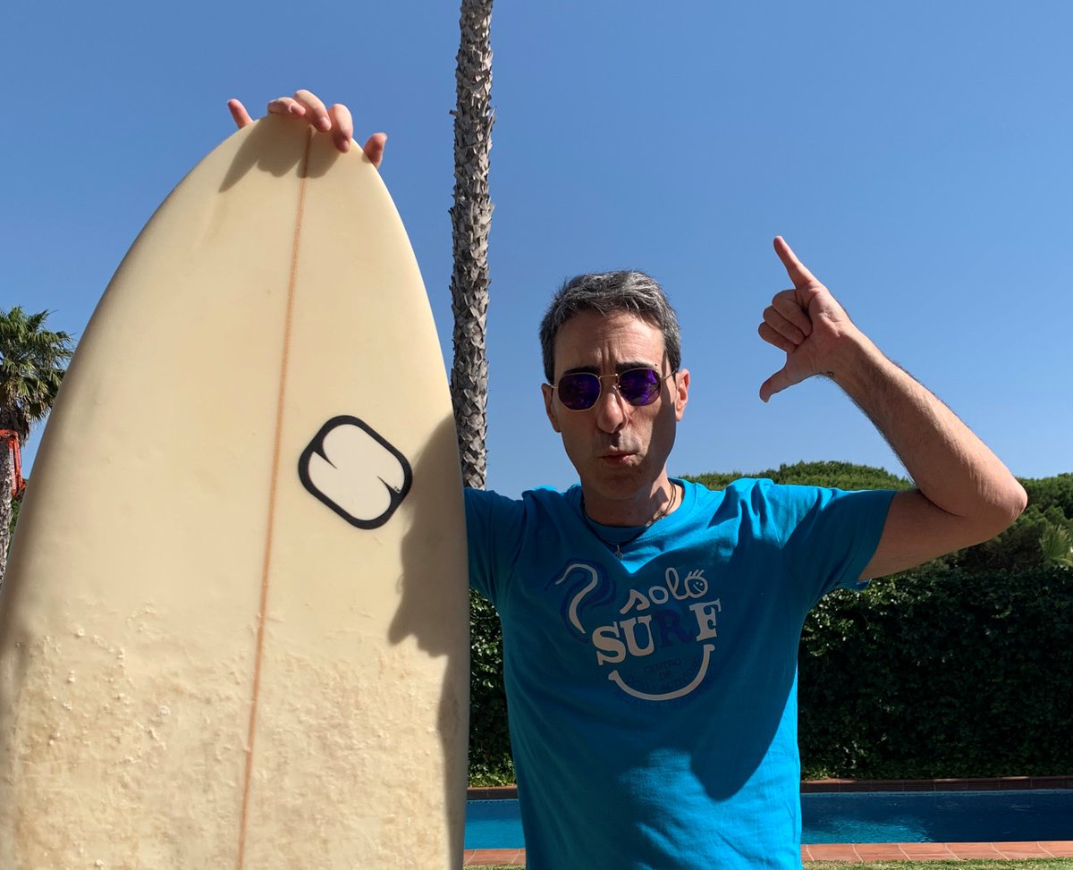 CIberoamerica's tweet photo. ¿Qué entidad es capaz de reunir a los grandes del #Carnaval por una causa? 
#Solosurf lo ha logrado. Y las imágenes las podéis ver en la exposición que tenemos en @CIberoamerica.
Atención #carnavaleros de #Cádiz y alrededores, abrimos #hilo con @mellamoares (@ComparsaAres). https://t.co/q2uM6IzpcV